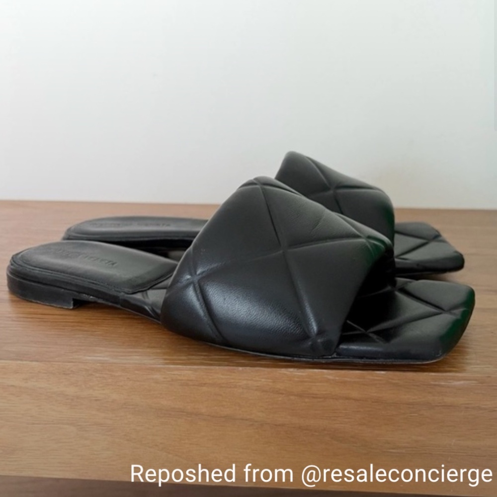 Bottega Veneta black Lagoon flat padded sandal size 39 / 9